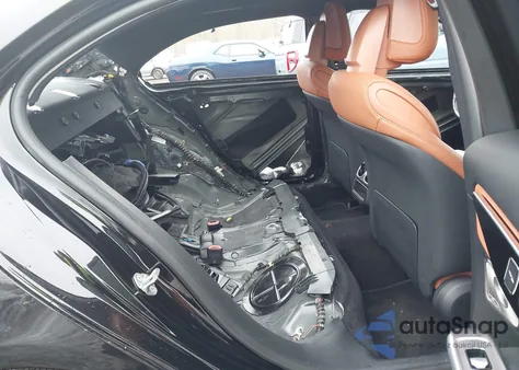 2022 Mercedes-Benz C 300 4Matic z USA, uszkodzony, nr VIN W1KAF4HB4NR010412